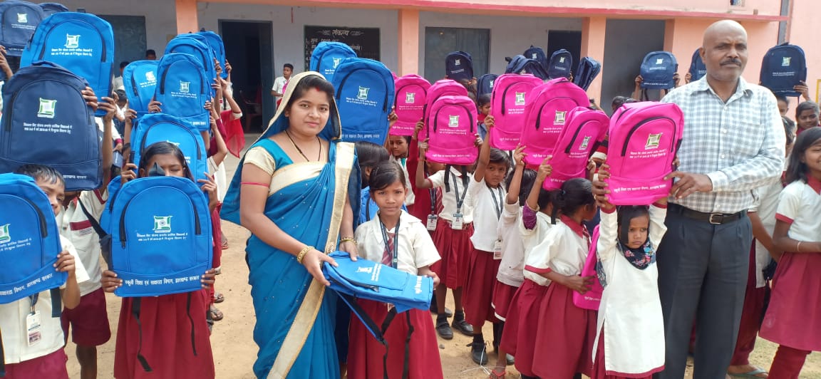 असुरबाँध पंचायत के 2 विद्यालयों में बांटे गए स्कूल बैग, छात्र-छात्राओं में खुशी