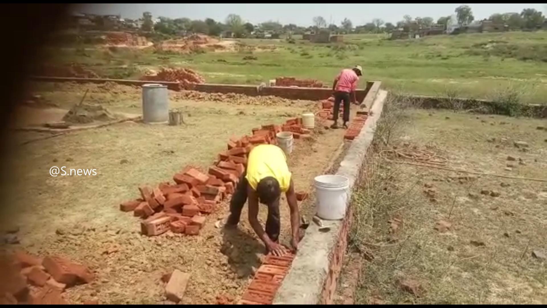 भू-माफियाओं की कारस्तानी, लॉकडाउन में की जा रही विवादित ज़मीन पर घेराबंदी