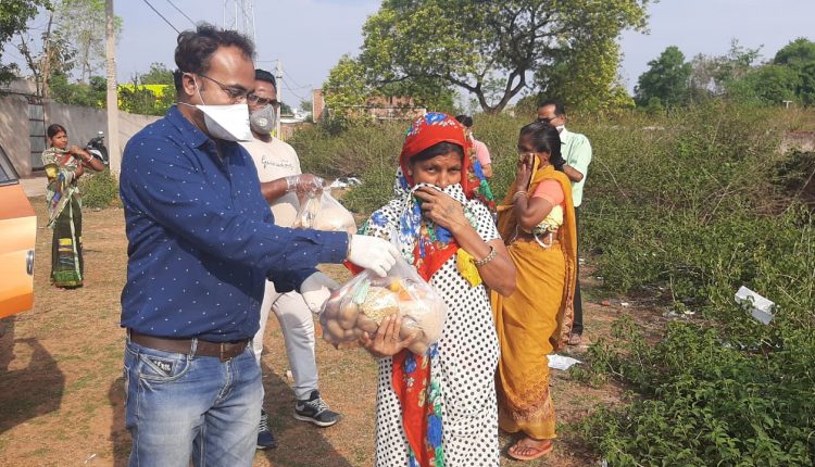 समाजसेवी समीर राज चौधरी द्वारा जारी है गरीबों के बीच राशन का वितरण