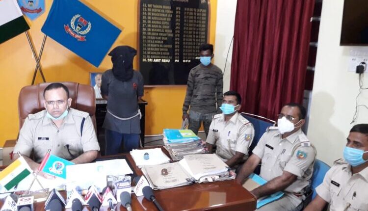 Rewarded naxalite arrested, SP gave information about press conference