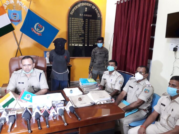 Rewarded naxalite arrested, SP gave information about press conference