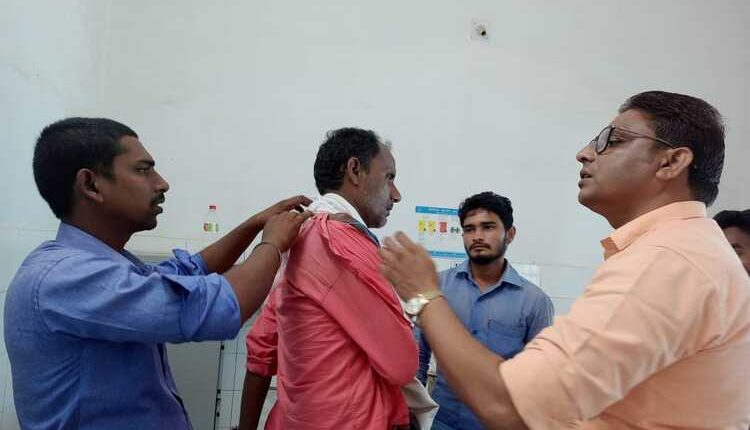 मारुति वैन पलटने से तीन घायल, दो रेफर
