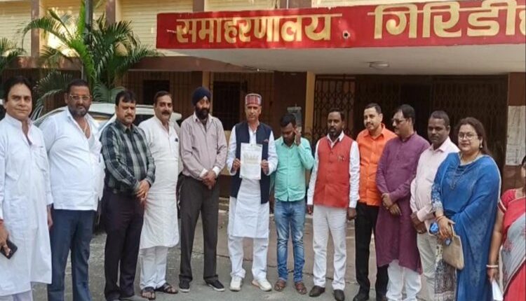 गिरिडीह : केंद्र सरकार द्वारा पेट्रोल - डीजल के दाम में एक्साइज ड्यूटी कम कर मूल्य घटाने के बाद अब राज्य सरकार से वैट घटाए जाने की मांग की जाने लगी है। हालांकि भाजपा शाषित राज्यों में तो वैट घटाकर जनता को राहत दी गई है। मगर गैर भाजपा शाषित राज्यों में सरकार द्वारा वैट में कमी नहीं की गई है। वहीं अब गैर भाजपा शाषित राज्यों में भाजपा द्वारा सरकार से वैट कम कर जनता को राहत दिए जाने की मांग की जा रही है। इसी कड़ी में शनिवार को भाजपा जिला कमिटी द्वारा राज्य सरकार के नाम उपायुक्त को ज्ञापन सौंप वैट कम कर पेट्रोल- डीजल के मूल्य को कम किये जाने की मांग की गई। मौके पर भाजपा जिलाध्यक्ष महादेब दुबे ने कहा कि केंद्र की तर्ज पर राज्य की हेमंत सोरेन सरकार वैट कम कर जनता को राहत देने का काम करें। वहीं किसान मोर्चा के जिलाध्यक्ष दिलीप वर्मा ने कहा कि अन्य राज्य में सरकार द्वारा जैसे छूट दी गई है। वैसे छूट झारखंड सरकार भी दें, ताकि आम आवाम को राहत मिल सके।