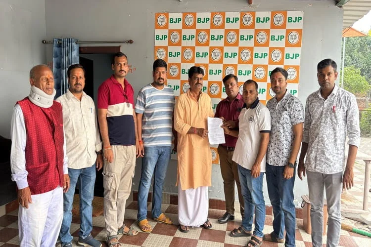 सलैया स्टेशन पर ट्रेनों के ठहराव की मांग तेज, सांसद प्रतिनिधि को सौंपा मांग पत्र